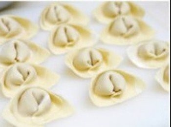 step7: 將餛飩全部包好後燒水，準備煮製餛飩