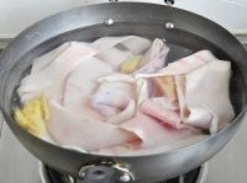 step2: 豬皮和冷水一起加拍散的薑塊一起煮開。放入料酒繼續煮 5分鐘。