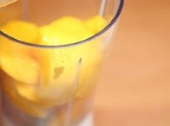 step4: 將切塊的芒果倒入攪拌器中