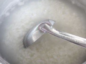 step5: 粥煮開後鍋蓋挪開一些留出縫隙避免撲鍋，煮至約10分鐘左右粥水漸濃後拿開鍋蓋不時用勺攪動