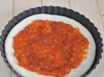 step9: 在餅底塗上意式披薩醬2大勺