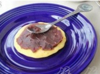 step13: 取一塊麵餅，在淺黃色那面抹上豆沙