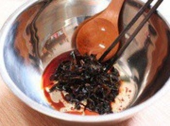 step6: 炸完蔥油後，煮麵，煮麵的時候，舀兩勺蔥油和蔥放入料理盆裡面