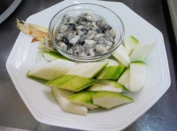 step3: 準備好其它所需<span class="group_1">材料</span>ˊ薑切細絲ˊ絲瓜去皮切小段ˊ
鮮蚵用流動水多清洗幾次ˊ乾扁魚剪小段備用