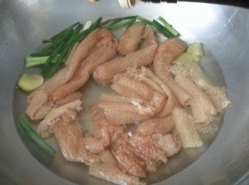 step1: 竹笙用水浸軟後,用滾水加薑.蔥及酒出水3分鐘,洗淨切絲備用