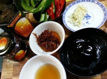 step6: 預備好所有調味料及材料:蒜頭切碎,長青紅椒去籽,鈄切條,蜜糖豆撕去硬邊位洗淨待用