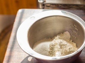 step1: 將全部乾材料(低筋麵粉﹑砂糖﹑粟粉﹑泡打粉)放入碗中充份拌勻及打散粉粒(建議全程用手動打蛋器)