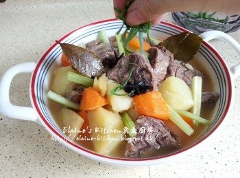 step11: 盛起材料放上碟 , 再放上八角及月桂葉 , 最後灑上蔥絲即可