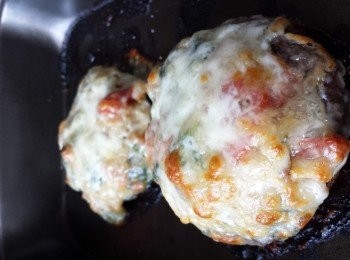 step6: 放入焗爐焗約10分鐘至芝士變金黃即成. 可灑上小量乾燥歐芹(dried parsley)增添風味或加幾顆清新車厘茄伴碟