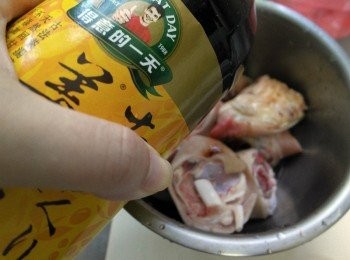 step2: 豬腳倒入<span class="group_2">醃料</span>抓醃5分鐘入味，