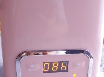 step7: 6小時要攪拌一下甘酒，不用擔心水分不足，發酵時還會出水，再多發2小時即可雪起，