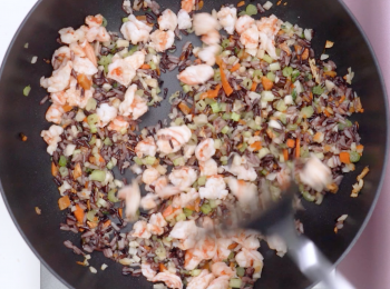 step9: 最後加入燙熟的蝦仁拌炒均勻，芹菜變青綠色即可。