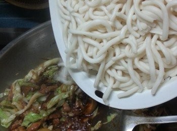step12: 最後加入粗麵炒熱即可(落麵炒勻後如覺得顏色不夠深可加少許老抽上色)