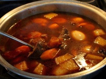 step6: 加水至 蓋住牛肉， 加入紅白蘿蔔、八角、冰糖、滷包 紅茶包, 小火燉 2 - 3 小時