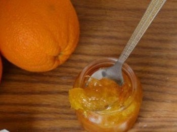 step1: 先將橙醬放入杯中後用少許梳打水開勻