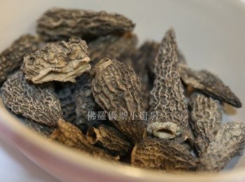 step1: 羊肚菌沖水15秒後浸1小時