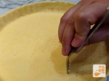 step3: 用麵棍壓掉多餘麵皮，周邊的麵皮稍為捏高少少，用叉子在麵皮上戳洞