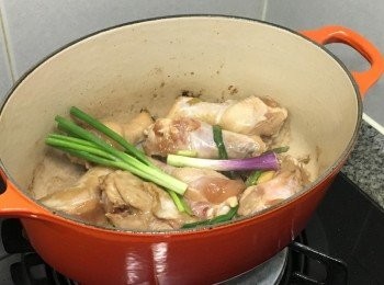 step3: 燒熱鍋子, 加入1匙油, 中火先爆香乾蔥頭、薑及蔥段, 將雞鎚平鋪加入煎香一邊再反轉, 期間太乾身可以加1匙水快炒均, (可加入少許老抽讓雞鎚上色)