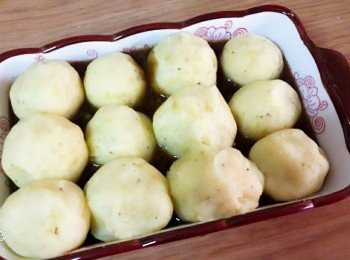 step16: 烤盤中加入燴牛肉 , 再把搓好的馬鈴薯球放上