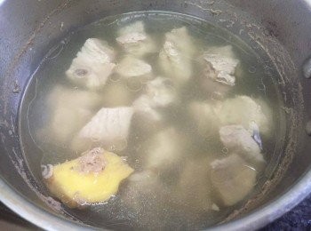 step1: 排骨放入鍋內，加入薑片，鹽，紹酒及清水（水量剛剛蓋過排骨就可以）