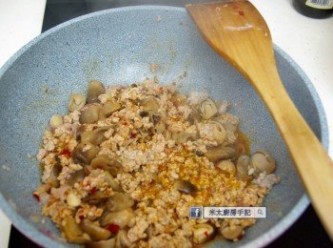 step3: 放入草菇，灒酒，下豆瓣醬、醬油和糖，把材料兜勻。