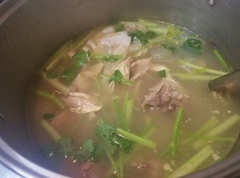 step8: 做法 :

將豬膝骨用 2 片薑 , 黃酒出水去腥侑用 , 鰂魚清洗後隔乾水份 , 少少油煎熟至金黃色放入魚袋 , 冬瓜去皮後切厚件 .
用 3 至 4 湯碗水放入材料及薑 2 片 , 大火滾起轉中火煲 2'1/2 小時 , 放入芫茜 , 唐芹, 雞粉 , 胡椒粉調味 , 完成 .