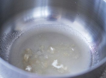 step1: 用125毫升開水與吉利丁（魚膠粉）拌勻