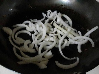 step5: 同一鍋子再下一茶匙油燒熱  , 加入洋蔥炒至香味出來