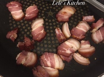 step1: 先將蒜苗斜切片、臘肉川燙1分鐘後切片
炒鍋不放油，直接臘肉下去炒出油與香氣