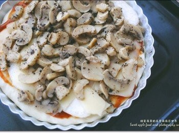 step3: 取出搓按滾糰成圓形，放在(焗爐紙上)將麵糰壓平、沾上麵粉，用手指代替碌由內而外推出(今次我用了批模副助定型,當然你亦不需要加亦可)