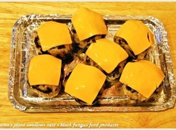 step5: 最後在飯糰上頭放上起司片，送入烤箱烘烤至起司融化。