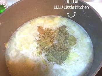 step4: 加入雞湯、水、白酒、月桂葉及香草，開大火煮滾後，就轉小火煮一小時左右