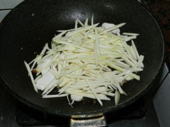 step4: 下切好絲的筊白筍與杏鮑菇快炒