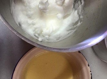 step2: 把蛋白打至干性发泡，过程中幼糖分3次加入，取1/3加入蛋黄糊切式由下往上翻均匀。