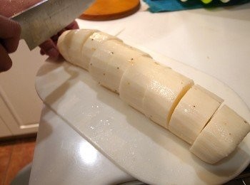 step2: 山藥去皮、切粗條，備用。