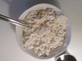step1: 中筋麵粉跟鹽巴混合，加入滾水用筷子混合攪拌