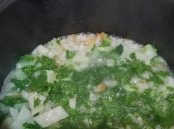 step4: 堂飯煲到開始收水，便加白菜粒。
現在亦可同步煎香金沙骨，飯熟就食得喇。