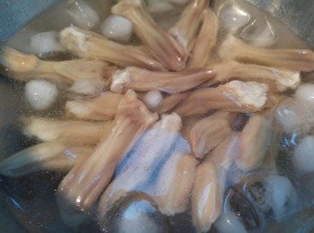 step2: 先煲一煲熱水能蓋過鴨舌就可以了,熱水加一湯匙老抽,再將鴨舌放入煮約4至5分鐘,然後用冰水過冷河直至鴨舌冷卻。