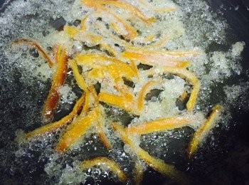 step6: 煮至橙皮呈透明，糖漿成結晶狀後熄火。逐條分開放在烘焙紙上放涼即成。