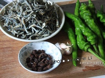 step1: 蒜瓣拍開來去皮後備用
小魚乾、豆鼓分別用水稍微沖一下瀝乾
糯米椒洗淨斜切成片狀