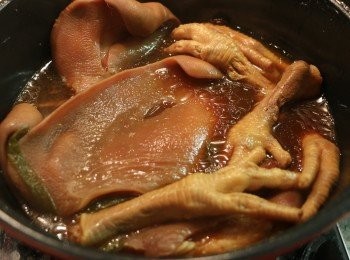 step5: 轉中小火熬煮約1.5小時，直到豬耳變軟。