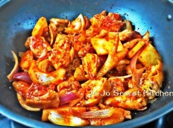 step1: 先將雞件醃好, 下油將雞件煎香。爆香蒜蓉、指天椒、紅洋蔥, 下麻辣醬將炒勻即成。