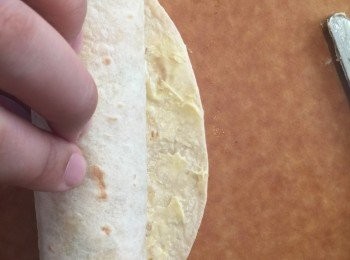 step4: 捲到最後，塗多一點牛油在邊界，黏實三文治卷，以免散開