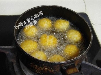 step4: 炸完全部之後，等油再滾起，开大火，炸10秒剩起，會令蝦棗外表更酥趣。完成。