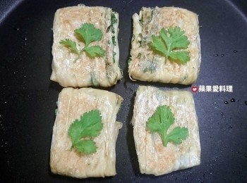 step14: 盛盤方式A：在豆皮捲上擺香菜葉，好可愛。