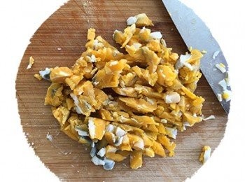 step2: 鹹蛋取蛋黃部份，切碎備用