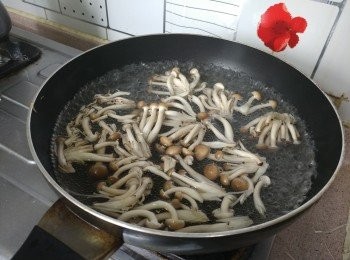 step4: 金菇/本菇切去尾，放滾水中汆水40秒，撈起沖冷水後略為搾乾備用。