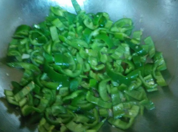 step4: 鍋裡倒入少許油，接著倒入青椒翻炒，炒至7成熟，下鹽調味。