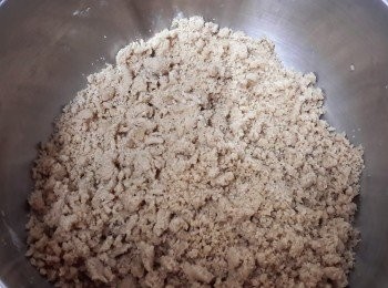 step3: 用手將牛油擠碎，與麵粉及糖拌勻，成麵包糠狀