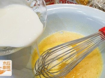 step3: 雞蛋打發後，依次加入糖、淡忌廉和牛油溶液，拌勻